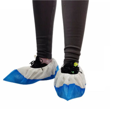 acheter les chaussures jetables de PE de 50gsm pp couvrent les couvertures résistantes de chaussure de glissement non-tissé jetable de tissu fabrication en ligne