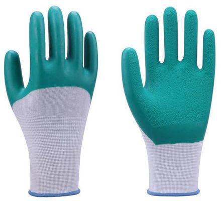 Un bon prix. Gants antidérapants en nylon revêtus de nitrile de calibre 15 pour entrepôt et construction en ligne
