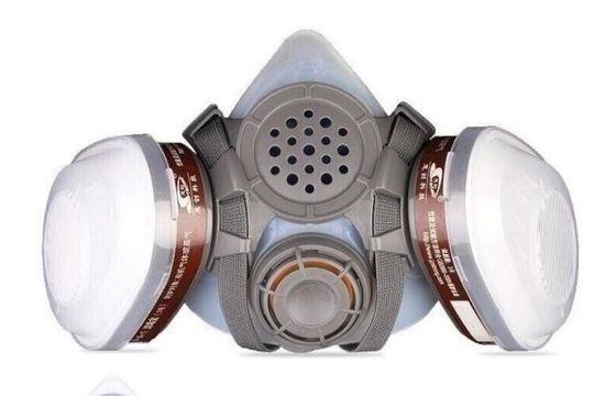 Un bon prix. Réspirateur à demi-masque en silicone avec connexion à la baïonnette pour le pulvérisation anti-gaz et la manipulation chimique en ligne