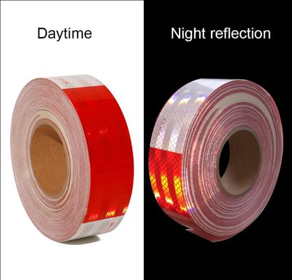 Un bon prix. Ruban d'avertissement réfléchissant rouge et blanc de haute qualité pour camions, remorques, véhicules lourds et longs en ligne